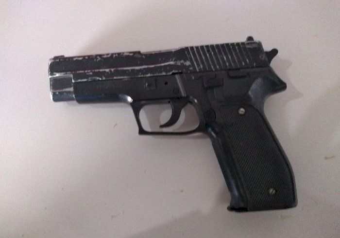 Simulacro de arma é apreendido após briga em frente a casa de shows em Vilhena; dois são levados à delegacia