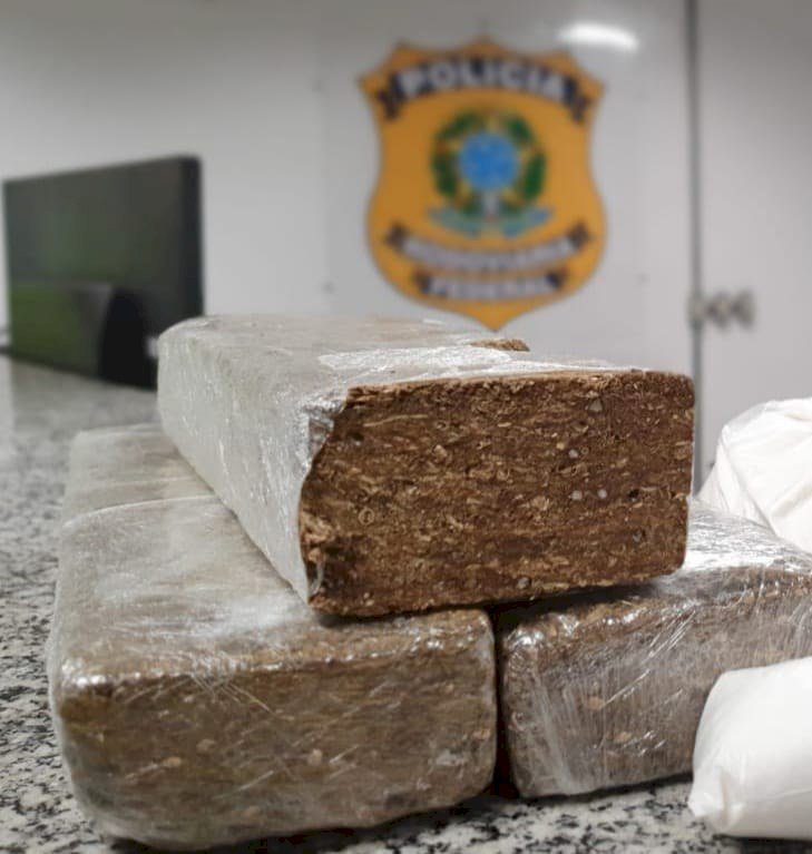 Caminhoneiro é preso com 15 tabletes de maconha escondidos em carga de mudança na BR-319