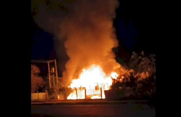 Incêndio atinge antigo prédio de laticínio em Cerejeiras e destrói parte da estrutura
