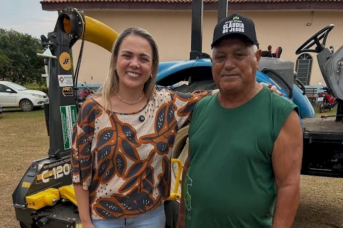Cláudia de Jesus entrega ensiladeira e reforça apoio à agricultura familiar em Teixeirópolis