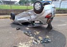 Carro capota após despencar de rampa em frente à rodoviária de Rolim de Moura