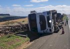 Caminhão carregado de toras tomba ao desviar de ônibus escolar em Porto Velho