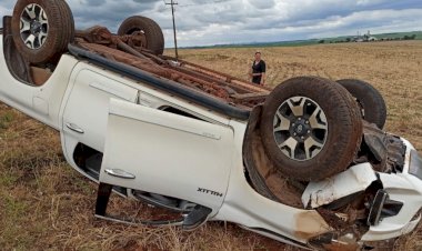 Caminhonete Hilux capota na zona rural entre Theobroma e Jaru