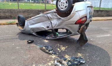 Carro capota após despencar de rampa em frente à rodoviária de Rolim de Moura