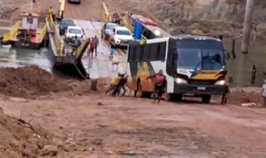 Passageiros enfrentam dificuldades para atravessar balsa sobre o Jacu da Vala durante o verão