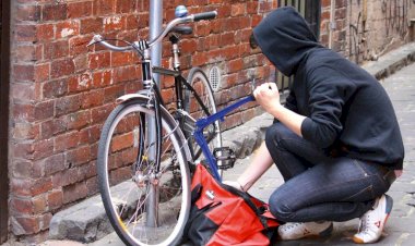 Criminoso furta bicicleta em plena luz do dia na principal avenida de Cerejeiras