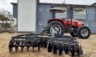 Governo de Rondônia entrega trator e implementos agrícolas a comunidades rurais e indígenas em Alta Floresta