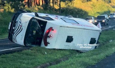 Ambulância tomba ao desviar de motociclista na zona rural de Vilhena