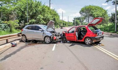 Colisão entre dois carros assusta moradores no bairro 5º BEC em Vilhena