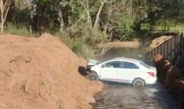 Carro cai em rio durante a madrugada em obra de ponte em Cerejeiras; três pessoas ficam feridas