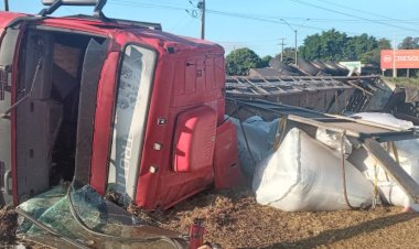 Motorista morre após caminhão carregado de fertilizantes tombar na BR-435, entre Vilhena e Colorado