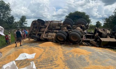 Carreta carregada com milho tem vagão desprendido e tomba na BR-364 em Pimenta Bueno