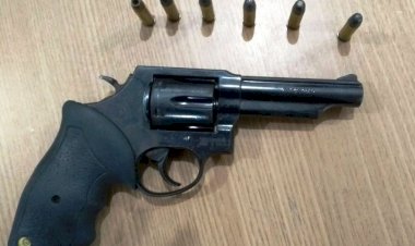 Homem embriagado é preso com revólver e 20 munições em distribuidora de bebidas em Cerejeiras