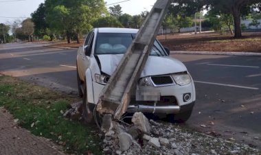 Motorista embriagado derruba poste, tenta se esconder com ajuda de familiares e é preso em Vilhena