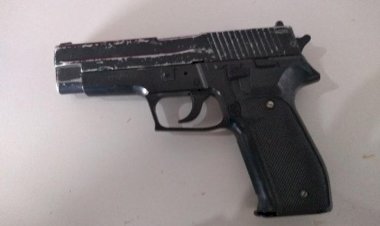 Simulacro de arma é apreendido após briga em frente a casa de shows em Vilhena; dois são levados à delegacia