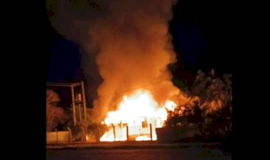 Incêndio atinge antigo prédio de laticínio em Cerejeiras e destrói parte da estrutura