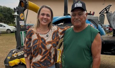 Cláudia de Jesus entrega ensiladeira e reforça apoio à agricultura familiar em Teixeirópolis