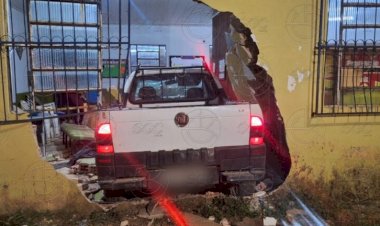 Condutora alcoolizada perde controle de veículo e colide com sede de associação de idosos em Porto Velho