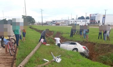 Carro atinge poste e motorista desaparece após acidente em Vilhena