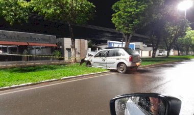 Motorista perde controle de carro e colide com árvore em Vilhena; passageira fica ferida