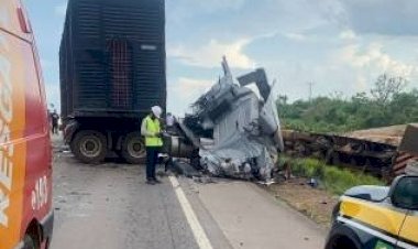 Caminhoneiro morre em grave acidente envolvendo três carretas na BR-364, em Pimenta Bueno (RO)