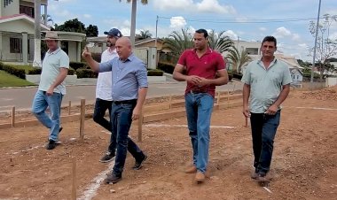Ezequiel Neiva acompanha obras de novo estacionamento que vai modernizar o centro de Colorado do Oeste