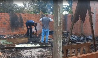 Tragédia em Rolim de Moura: irmãos de 2 e 5 anos morrem em incêndio que destruiu residência