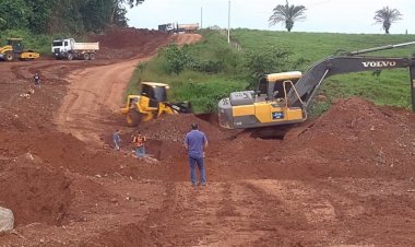 Deputado Ezequiel Neiva viabiliza substituição de ponte de madeira por tubo armco entre Chupinguaia e Corumbiara