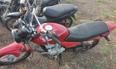Dupla armada rouba motocicleta em Cerejeiras; menor é apreendido e celular recuperado