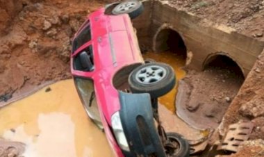 Morador de Cerejeiras perde controle de carro e capota em valeta às margens da BR-174, em Vilhena