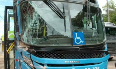 Colisão entre carreta carregada de soja e ônibus deixa passageiros feridos em Porto Velho