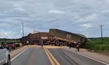 Colisão entre três carretas interdita BR-364 neste domingo no interior de Rondônia