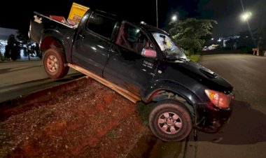 Caminhonete é localizada sem condutor após ficar presa em canteiro às margens da BR-364