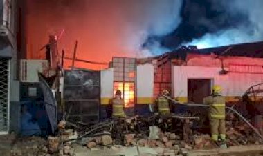 Incêndio destrói oficina de motos no centro de Porto Velho