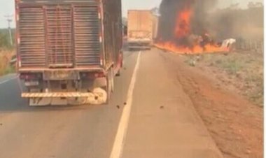 Colisão frontal entre caminhão e rodotrem mata duas pessoas na BR-364, em Itapuã do Oeste