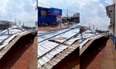 Temporal com ventos fortes danifica cobertura de comércio no Centro de Cujubim