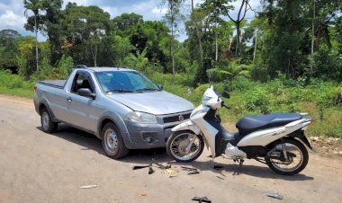 Mulher fica ferida após colisão entre Fiat Strada e Honda Biz em Cerejeiras