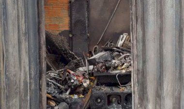 Incêndio atinge despensa de residência na região central de Cerejeiras