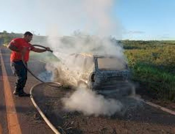 Veículo é consumido pelo fogo após falha elétrica em Cerejeiras