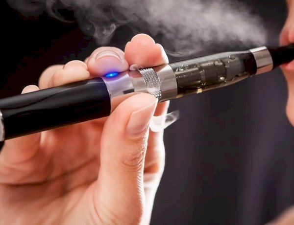 Estudante é abordado pela PM com cigarro eletrônico e porção de maconha em praça de Vilhena