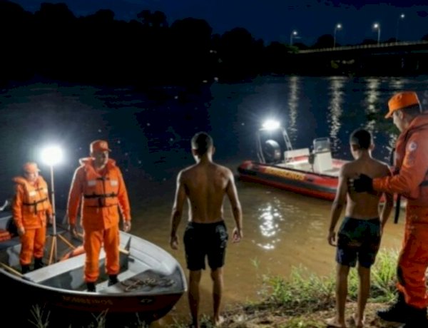 Jovens sobrevivem após embarcação virar em rio de Rondônia e são resgatados com vida