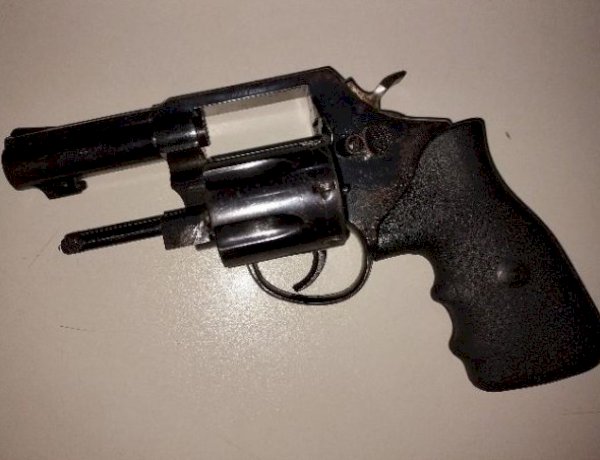 Operação policial prende foragido e apreende arma e munições na região de Ariquemes