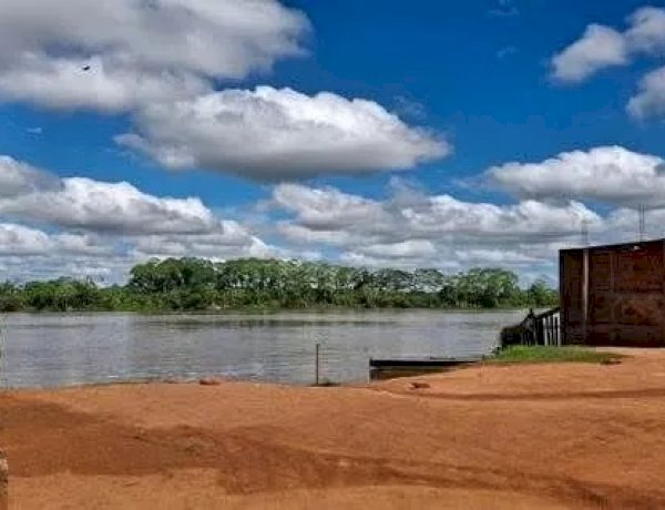 Suspeitos fogem pelo rio durante operação contra furto de energia em distribuidora de peixes em Guajará-Mirim