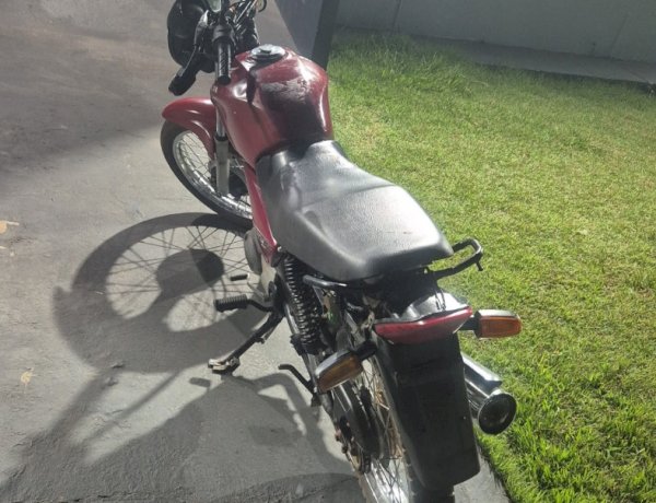 Suspeito foge da Polícia Militar, coloca pedestres em risco e acaba preso com motocicleta roubada em Cerejeiras