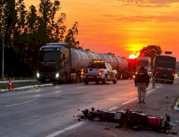 Motociclista de 64 anos morre após colisão com carreta na BR-364, em Cacoal