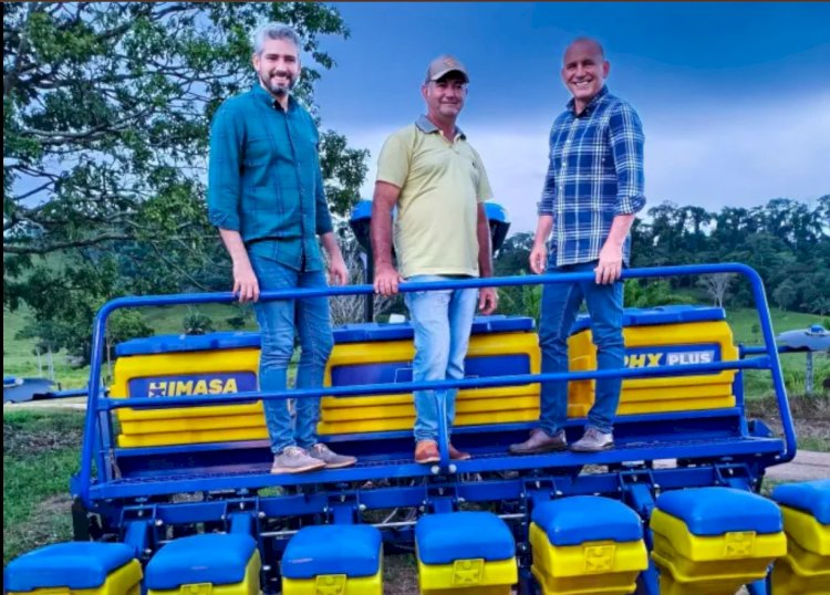 Agricultores da Linha 2 em Cerejeiras recebem plantadeira de R$ 175 mil por meio de emenda de Ezequiel Neiva