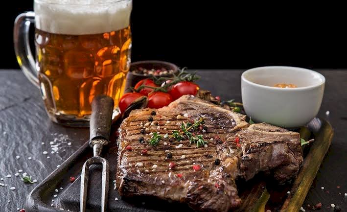 Homem furta carnes e cervejas de supermercado em Vilhena e foge antes de ser identificado