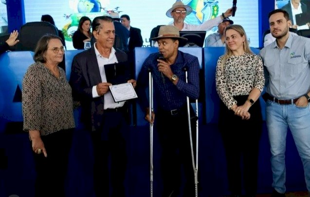 Vereador Licomédio Pereira entrega Moção de Aplausos ao ex-secretário de Agricultura Anselmo de Jesus