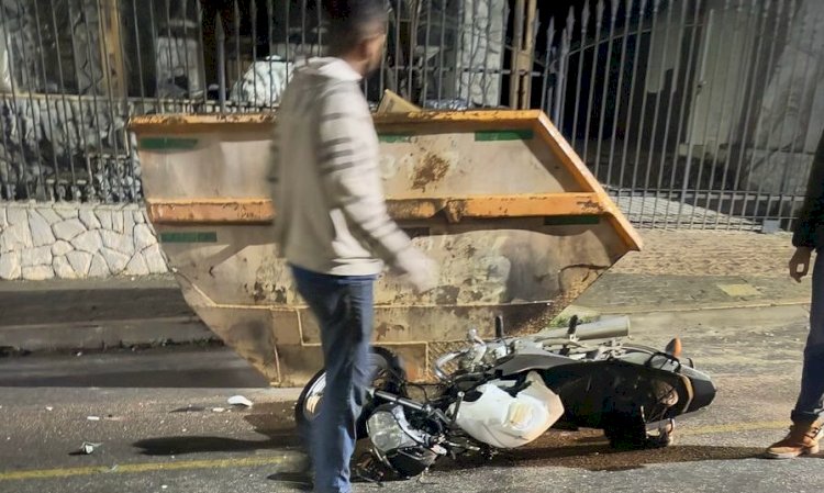 Motociclista embriagado colide com caçamba de entulho e é preso em Vilhena