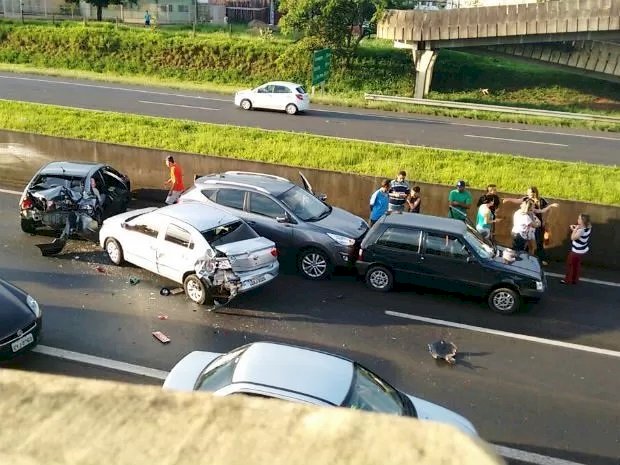 Engavetamento com quatro veículos interdita parcialmente a BR-364 em Vilhena